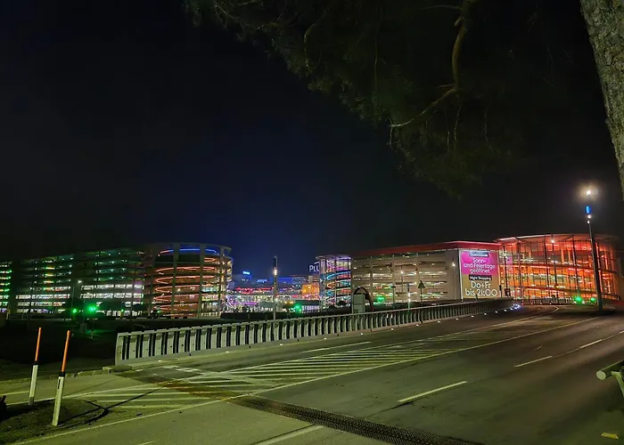 Neubauwohnung Mit 80 M2 Terrasse, 8 Minuten Von Entfernt * Λιντς